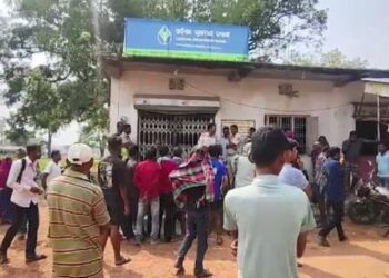 ଶୁଣିଲାନି ବ୍ୟାଙ୍କ, ଭଉଣୀର କଙ୍କାଳ ଧରି ବ୍ୟାଙ୍କରେ ପହଁଚିଲେ ଭାଇ