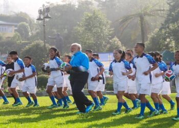 ଗ୍ୟାଙ୍ଗଟକ୍ ଯୁବପିଢିଙ୍କ ସହିତ ଫୁଟବଲ ଖେଳିଲେ ପ୍ରଧାନମନ୍ତ୍ରୀ ମୋଦି, ସୋସିଆଲ ମିଡିଆରେ ଫଟୋ କଲେ ପୋଷ୍ଟ