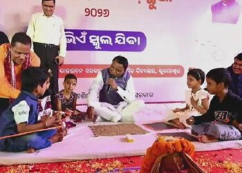 ଖଡ଼ି ଛୁଆଁ ଓ ପ୍ରବେଶ ଉତ୍ସବ, ତଳେ ପିଲାଙ୍କ ସହ ବସି କଥାବାର୍ତ୍ତା ହେଲେ ମୁଖ୍ୟମନ୍ତ୍ରୀ