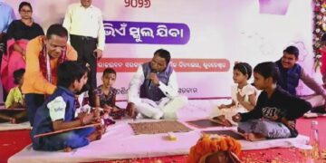 ଖଡ଼ି ଛୁଆଁ ଓ ପ୍ରବେଶ ଉତ୍ସବ, ତଳେ ପିଲାଙ୍କ ସହ ବସି କଥାବାର୍ତ୍ତା ହେଲେ ମୁଖ୍ୟମନ୍ତ୍ରୀ