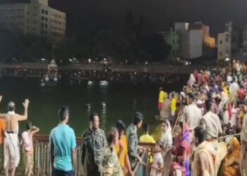 ମହାପ୍ରଭୁଙ୍କ ଚନ୍ଦନ ଯାତ୍ରାରେ ଅଭାବନୀୟ ଦୃଶ୍ୟ, ପ୍ରବଳ ବର୍ଷା-ପବନ ଯୋଗୁଁ ଅଟକି ଗଲା ଚାପ