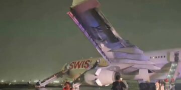 ଦିଲ୍ଲୀ ଏୟାରପୋର୍ଟରେ ଉଡ଼ାଣ ଭରୁଥିବା ବେଳେ ବିମାନ ଇଂଜିନରେ ଲାଗିଲା ନିଆଁ, ଭିତରେ ଥିଲେ ୨୨୮ ଯାତ୍ରୀ