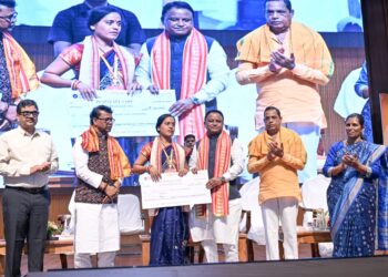 ୬,୦୦୦ ଶ୍ରମିକଙ୍କୁ ମିଳିଲା ନୂତନ ପରିଚୟପତ୍ର; ୧୫୦ କୋଟି ଟଙ୍କା ସହାୟତା