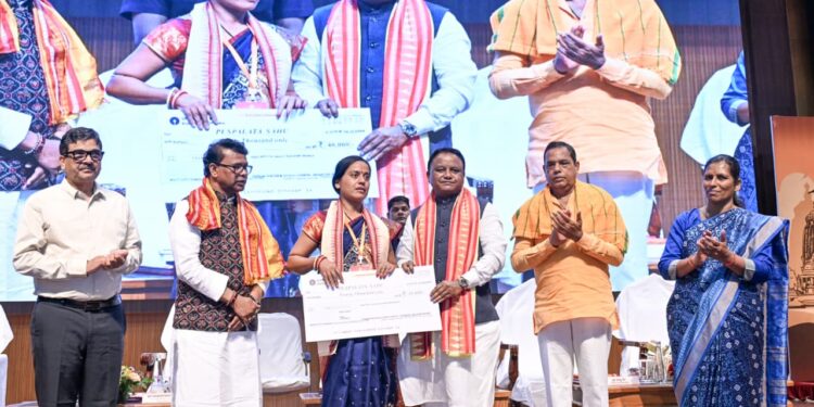୬,୦୦୦ ଶ୍ରମିକଙ୍କୁ ମିଳିଲା ନୂତନ ପରିଚୟପତ୍ର; ୧୫୦ କୋଟି ଟଙ୍କା ସହାୟତା