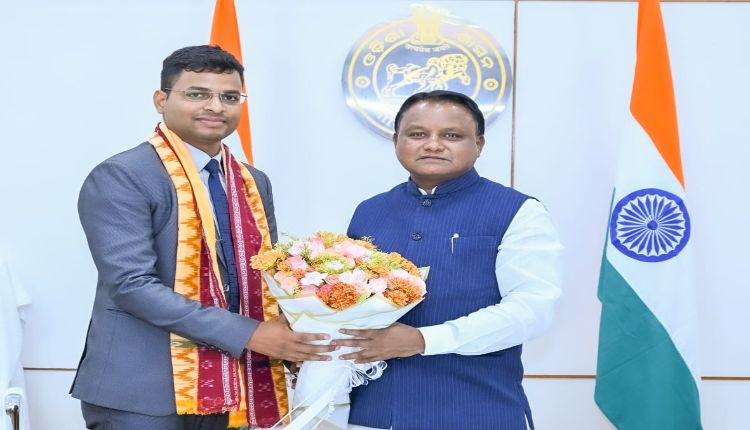 ଓଡ଼ିଶା ସିଭିଲ ସର୍ଭିସ୍ ପରୀକ୍ଷାରେ ପ୍ରଥମ ସ୍ଥାନ ହାସଲ କରିଥିବା ବୁବୁନ ସାହୁଙ୍କୁ ସମ୍ବର୍ଦ୍ଧିତ କଲେ ମୁଖ୍ୟମନ୍ତ୍ରୀ