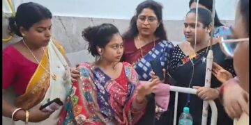 ମେଡିକାଲ ବେଡ୍ ରୁ ଚାମେଲି ଓଝାଙ୍କ ଅଭିଯୋଗ, କହିଲେ ଦିଆଯାଉଛି ନର୍ଯାତନା, ବିଭିନ୍ନ ମହିଳା ସଂଗଠନ ଭେଟିଲେ
