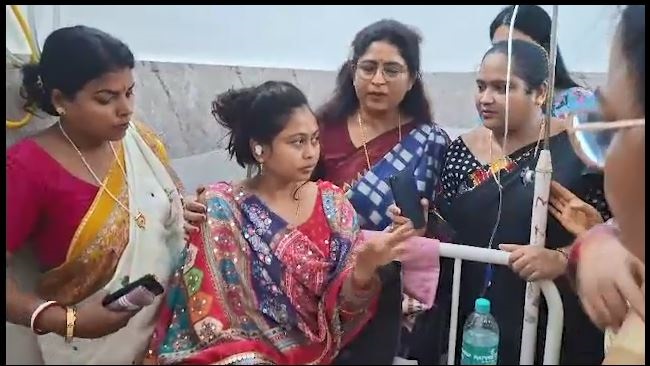 ମେଡିକାଲ ବେଡ୍ ରୁ ଚାମେଲି ଓଝାଙ୍କ ଅଭିଯୋଗ, କହିଲେ ଦିଆଯାଉଛି ନର୍ଯାତନା, ବିଭିନ୍ନ ମହିଳା ସଂଗଠନ ଭେଟିଲେ