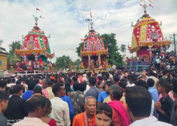 ଦ୍ୱିତୀୟ ଶ୍ରୀକ୍ଷେତ୍ରରେ ରଥଯାତ୍ରା ଦେଖିବାକୁ ଲକ୍ଷାଧିକ ଭକ୍ତ ସମାଗମ, ଗୁଣ୍ଡିଚା ମନ୍ଦିର ନିକଟରେ ପହଚିଂଲା ତାଳଧ୍ୱଜ ଓ ଦେବଦଳନ, ରାଜା ଛେରାପହଁରା କରିବାକୁ ଆସି ଫେରିଗଲେ