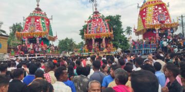 ଦ୍ୱିତୀୟ ଶ୍ରୀକ୍ଷେତ୍ରରେ ରଥଯାତ୍ରା ଦେଖିବାକୁ ଲକ୍ଷାଧିକ ଭକ୍ତ ସମାଗମ, ଗୁଣ୍ଡିଚା ମନ୍ଦିର ନିକଟରେ ପହଚିଂଲା ତାଳଧ୍ୱଜ ଓ ଦେବଦଳନ, ରାଜା ଛେରାପହଁରା କରିବାକୁ ଆସି ଫେରିଗଲେ