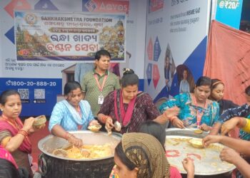 ଶଙ୍ଖକ୍ଷେତ୍ର ଫାଉଣ୍ଡେସନର ବଡ ଦାଣ୍ଡରେ ରନ୍ଧାଖାଦ୍ୟ ପରିବେଷଣ ସେବା