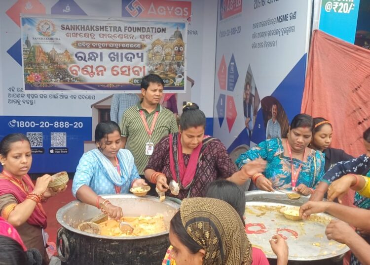 ଶଙ୍ଖକ୍ଷେତ୍ର ଫାଉଣ୍ଡେସନର ବଡ ଦାଣ୍ଡରେ ରନ୍ଧାଖାଦ୍ୟ ପରିବେଷଣ ସେବା