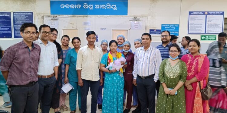 ସମ୍ ହସ୍ପିଟାଲରେ ଏକ ଅସୁସ୍ଥ ନବଜାତ ଶିଶୁକୁ ନୂଆ ଜୀବନ ଦେଲେ ଡାକ୍ତର