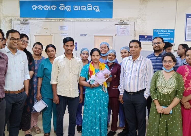 ସମ୍ ହସ୍ପିଟାଲରେ ଏକ ଅସୁସ୍ଥ ନବଜାତ ଶିଶୁକୁ ନୂଆ ଜୀବନ ଦେଲେ ଡାକ୍ତର