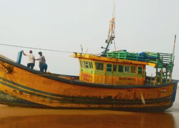 ପୁରୀ ସମୁଦ୍ର ବେଳାଭୂମିରେ ଫସି ରହିଛି ଆନ୍ଧ୍ରପ୍ରଦେଶର ମାଛ ଧରା ଡଙ୍ଗା