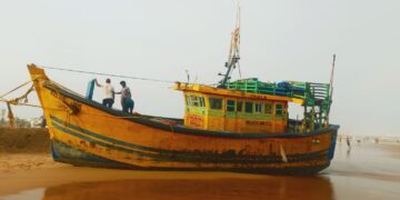 ପୁରୀ ସମୁଦ୍ର ବେଳାଭୂମିରେ ଫସି ରହିଛି ଆନ୍ଧ୍ରପ୍ରଦେଶର ମାଛ ଧରା ଡଙ୍ଗା