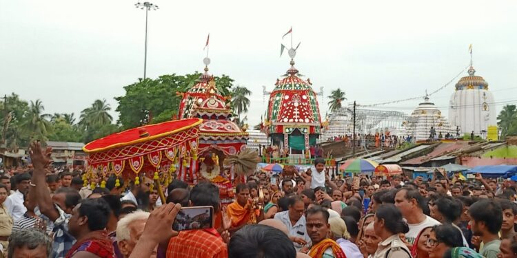 ଦ୍ୱିତୀୟ ଶ୍ରୀକ୍ଷେତ୍ରର ସିଂହଦ୍ୱାରରେ ଲାଗିଲା ତିନି ରଥ, ଲକ୍ଷ୍ମୀ–ନାରାୟଣ ଭେଟରେ ଭକ୍ତିମୟ ପରିବେଶ; ଅଧର ପଣା ଓ ପହଣ୍ଡି ବିଜେ ପାଇଁ ପ୍ରସ୍ତୁତି