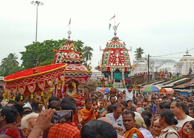 ଦ୍ୱିତୀୟ ଶ୍ରୀକ୍ଷେତ୍ରର ସିଂହଦ୍ୱାରରେ ଲାଗିଲା ତିନି ରଥ, ଲକ୍ଷ୍ମୀ–ନାରାୟଣ ଭେଟରେ ଭକ୍ତିମୟ ପରିବେଶ; ଅଧର ପଣା ଓ ପହଣ୍ଡି ବିଜେ ପାଇଁ ପ୍ରସ୍ତୁତି