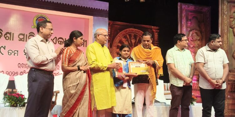 ରାଜ୍ୟସ୍ତରୀୟ କବିତା ଆବୃତ୍ତି ପ୍ରତିଯୋଗିତାରେ ରଣପୁରର ସମୀକ୍ଷାଙ୍କ ସଫଳତା, ଓଡ଼ିଶା ସାହିତ୍ୟ ଏକାଡେମୀ ପକ୍ଷରୁ ମାନପତ୍ର, ଟ୍ରଫି ଓ ୫ ହଜାର ଟଙ୍କାର ପୁରସ୍କାର ପ୍ରଦାନ