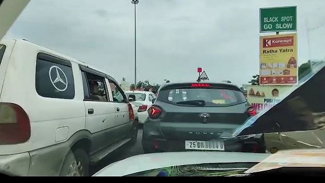 ଦୁର୍ଲ୍ଲଭ ସୁନାବେଶ; ଭୁବନେଶ୍ୱର-ପୁରୀ ରାସ୍ତାରେ ଭୟଙ୍କର ଟ୍ରାଫିକ୍ ଜାମ୍,ଅପଡେଟ୍ ଦେଖି ପୁରୀ ଆସିବାକୁ ପରାମର୍ଶ