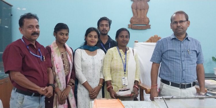 ରକ୍ଷା ବନ୍ଧନର ଅଵ୍ୟବାହିତ ପୂର୍ବରୁ ଜିଲ୍ଲାର ବିଭିନ୍ନ ପ୍ରଶାସନିକ ଅଧିକାରୀଙ୍କ ହାତରେ ରାକ୍ଷୀ ବାନ୍ଧିଲେ ପୁରୀର କିଶୋରୀ ବାଳିକା ମାନେ