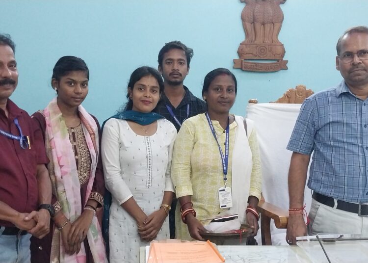 ରକ୍ଷା ବନ୍ଧନର ଅଵ୍ୟବାହିତ ପୂର୍ବରୁ ଜିଲ୍ଲାର ବିଭିନ୍ନ ପ୍ରଶାସନିକ ଅଧିକାରୀଙ୍କ ହାତରେ ରାକ୍ଷୀ ବାନ୍ଧିଲେ ପୁରୀର କିଶୋରୀ ବାଳିକା ମାନେ