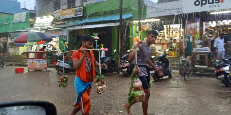 ପ୍ରବଳ ବର୍ଷାରେ ବି ଥମିନି ଭକ୍ତିର ପଦଯାତ୍ରା, କାନ୍ଧରେ କାଉଡ଼ି, ହାତରେ ପାଣିଭାର—“ବୋଲବମ୍” ଧ୍ୱନିରେ ମୁଖର ରାସ୍ତା