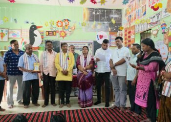ବଜ୍ରକୋଟ ବିଦ୍ୟାଳୟରେ ସ୍ଥାନାନ୍ତରିତ ଶିକ୍ଷକଙ୍କୁ ସେବା ସମ୍ବର୍ଦ୍ଧନା, ମେଧାବୀ ଛାତ୍ରୀ ସ୍ୱୟଂ ଶ୍ରୀୟାଙ୍କୁ ମେଧା ସମ୍ବର୍ଦ୍ଧନା