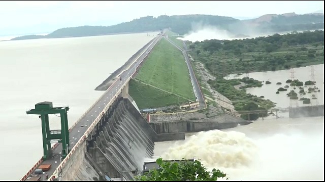 ହୀରାକୁଦର ୧୩ ଗେଟ୍ ଖୋଲା, କମିଲା ତଳମୁଣ୍ଡରେ ଜଳପ୍ରବାହ