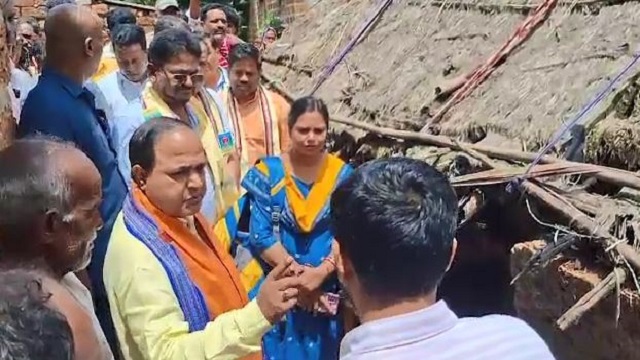 PMAY ତାଲିକାକୁ ନେଇ ତେଜିଲା ବିବାଦ, ଅଧିକାରୀଙ୍କୁ ମନ୍ତ୍ରୀଙ୍କ ତାଗିଦ୍