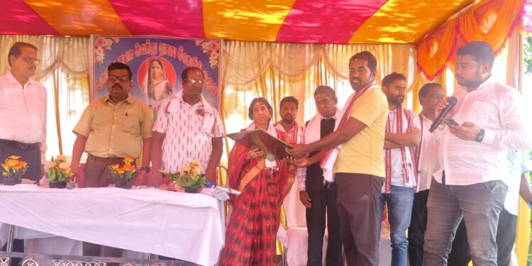 କର୍ତ୍ତବ୍ୟନିଷ୍ଠ ଶିକ୍ଷୟିତ୍ରୀ ବିନୋଦିନୀ କୁଣ୍ଡୁଙ୍କୁ ଭାବବିହ୍ୱଳ ବିଦାୟ, ବ୍ରଜବଲ୍ଲଭପୁର ପ୍ରାଥମିକ ବିଦ୍ୟାଳୟରେ ଅବସରକାଳୀନ ସମ୍ବର୍ଦ୍ଧନା ଉତ୍ସବ