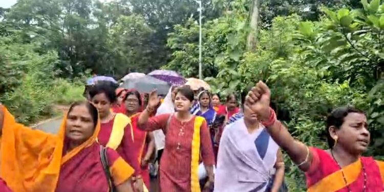 ଅଙ୍ଗନବାଡ଼ି କର୍ମୀ ଓ ସହାୟିକାଙ୍କ ସମସ୍ୟା ନେଇ ସ୍ୱର ଉଠାଇଲା ସଂଘ, ଦରମାରୁ ଆରମ୍ଭ କରି ମୋବାଇଲ୍ ରିଚାର୍ଜ, ପଦୋନ୍ନତି, ଗ୍ୟାସ୍ ସିଲିଣ୍ଡର ଓ ମାତୃତ୍ୱ ସୁବିଧା—୧୦ ଦଫା ଦାବି ଉପସ୍ଥାପିତ