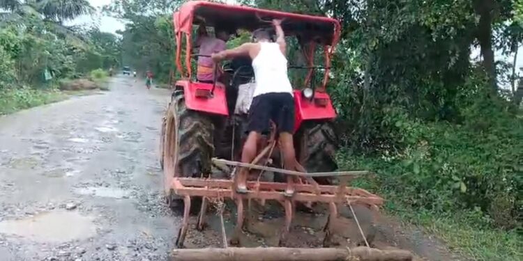 ରାସ୍ତାରେ ଚାଷ କଲେ ଲୋକେ, ଅଧପନ୍ତରିଆ ରାସ୍ତାକୁ ନେଇ ଲୋକଙ୍କ ଅଭିନବ ପ୍ରତିବାଦ