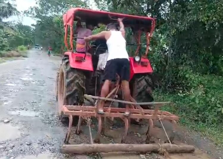 ରାସ୍ତାରେ ଚାଷ କଲେ ଲୋକେ, ଅଧପନ୍ତରିଆ ରାସ୍ତାକୁ ନେଇ ଲୋକଙ୍କ ଅଭିନବ ପ୍ରତିବାଦ