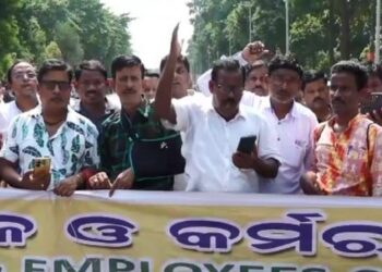 ଗୁରୁ ଦିବସରେ ଗୁରୁ ଗର୍ଜନ, ୪ ଦଫା ଦାବି ନେଇ ରାଜରାସ୍ତାରେ ହଜାର ହଜାର ଶିକ୍ଷକ ଶିକ୍ଷୟିତ୍ରୀ