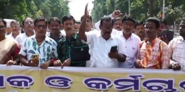 ଗୁରୁ ଦିବସରେ ଗୁରୁ ଗର୍ଜନ, ୪ ଦଫା ଦାବି ନେଇ ରାଜରାସ୍ତାରେ ହଜାର ହଜାର ଶିକ୍ଷକ ଶିକ୍ଷୟିତ୍ରୀ