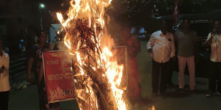 ରଣପୁରରେ ନିର୍ବାଚନ କମିଶନଙ୍କ ଇସ୍ତଫା ଦାବିରେ ବିକ୍ଷୋଭ, ମୁଖ୍ୟ ନିର୍ବାଚନ କମିଶନରଙ୍କ କୁଶପୁତ୍ତଳିକା ଦାହ, SIR ବାତିଲ ପାଇଁ ଦାବି