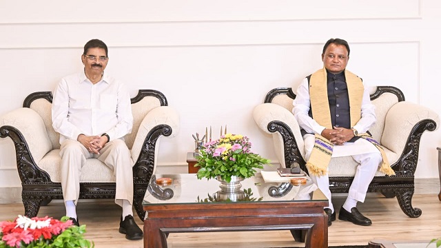 ଲୋକଭବନରେ ରାଜ୍ୟପାଳଙ୍କୁ ଭେଟିଲେ ମୁଖ୍ୟମନ୍ତ୍ରୀ, ମନ୍ତ୍ରିମଣ୍ଡଳ ସମ୍ପ୍ରସାରଣ ନେଇ ବିଭିନ୍ନ ମହଲରେ ଚର୍ଚ୍ଚା