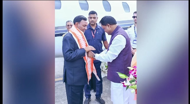 ଭୁବନେଶ୍ବରରେ ନୂଆ ରାଜ୍ୟପାଳ ବ୍ରଜମୋହନ ରାମ, ବିମାନବନ୍ଦରରେ ସ୍ବାଗତ କଲେ ମୁଖ୍ୟମନ୍ତ୍ରୀ ଓ ବାଚସ୍ପତି
